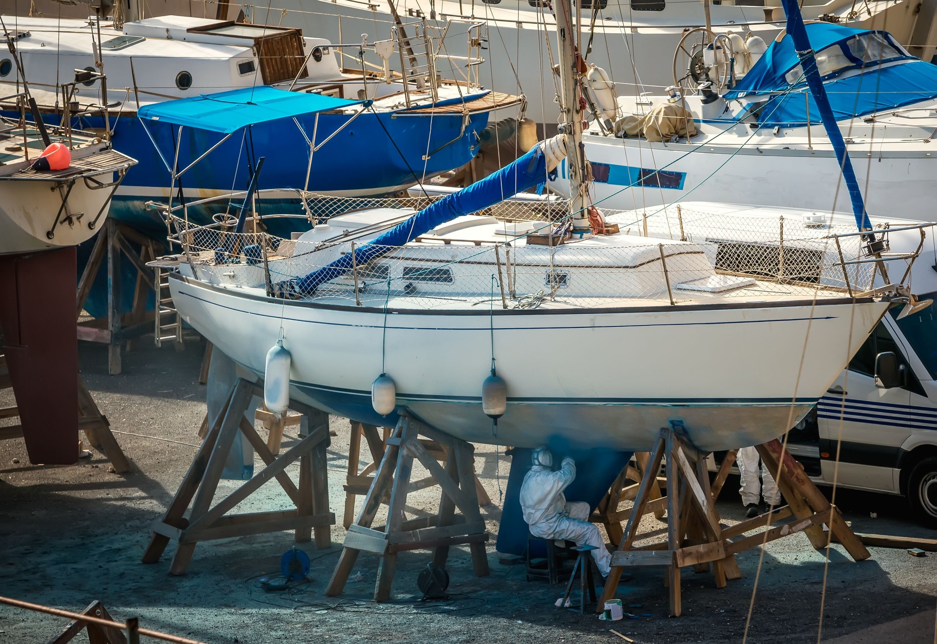 work repairing the fiberglass of a ship, with safety measures