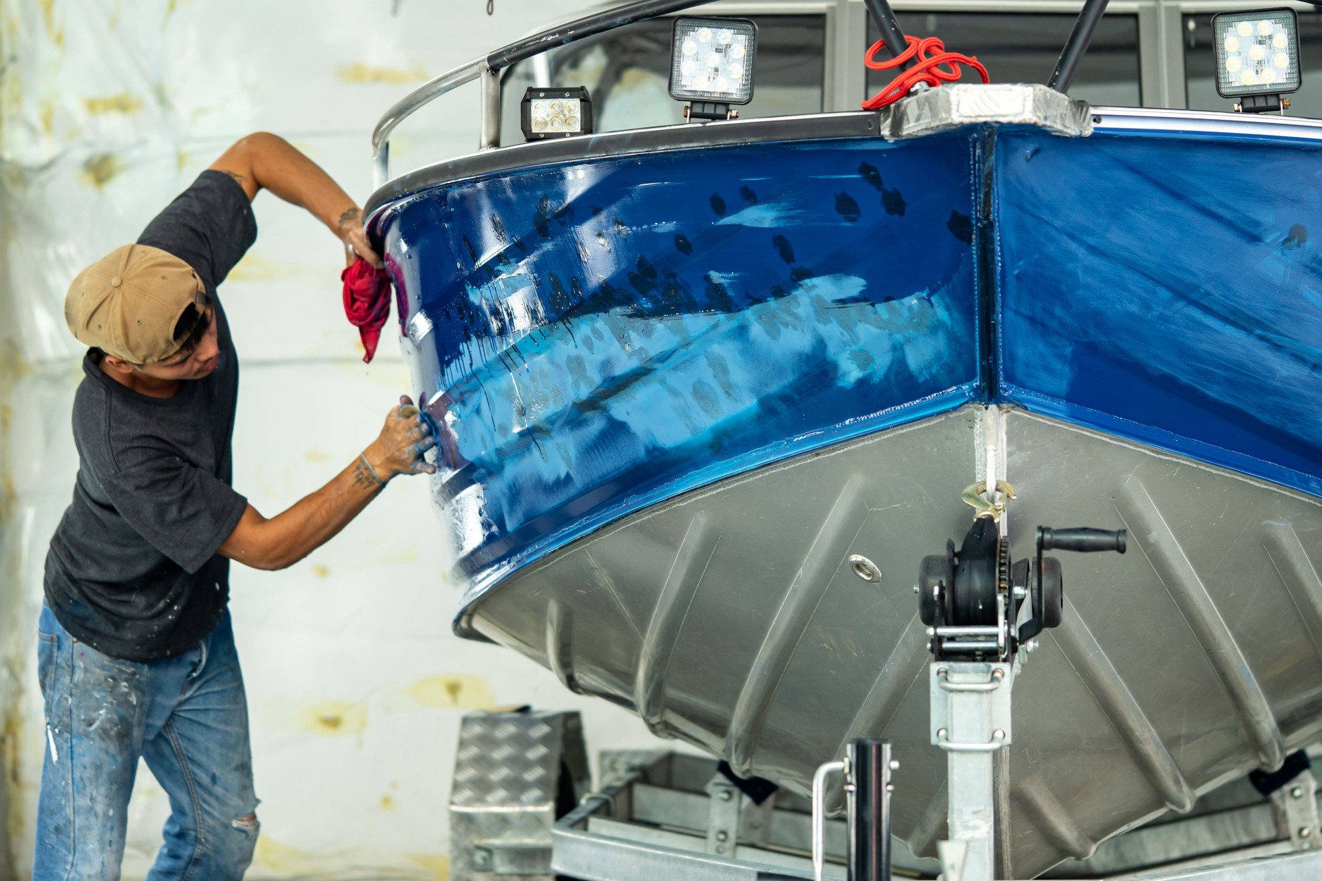 Aluminum boat painting procedure at service center